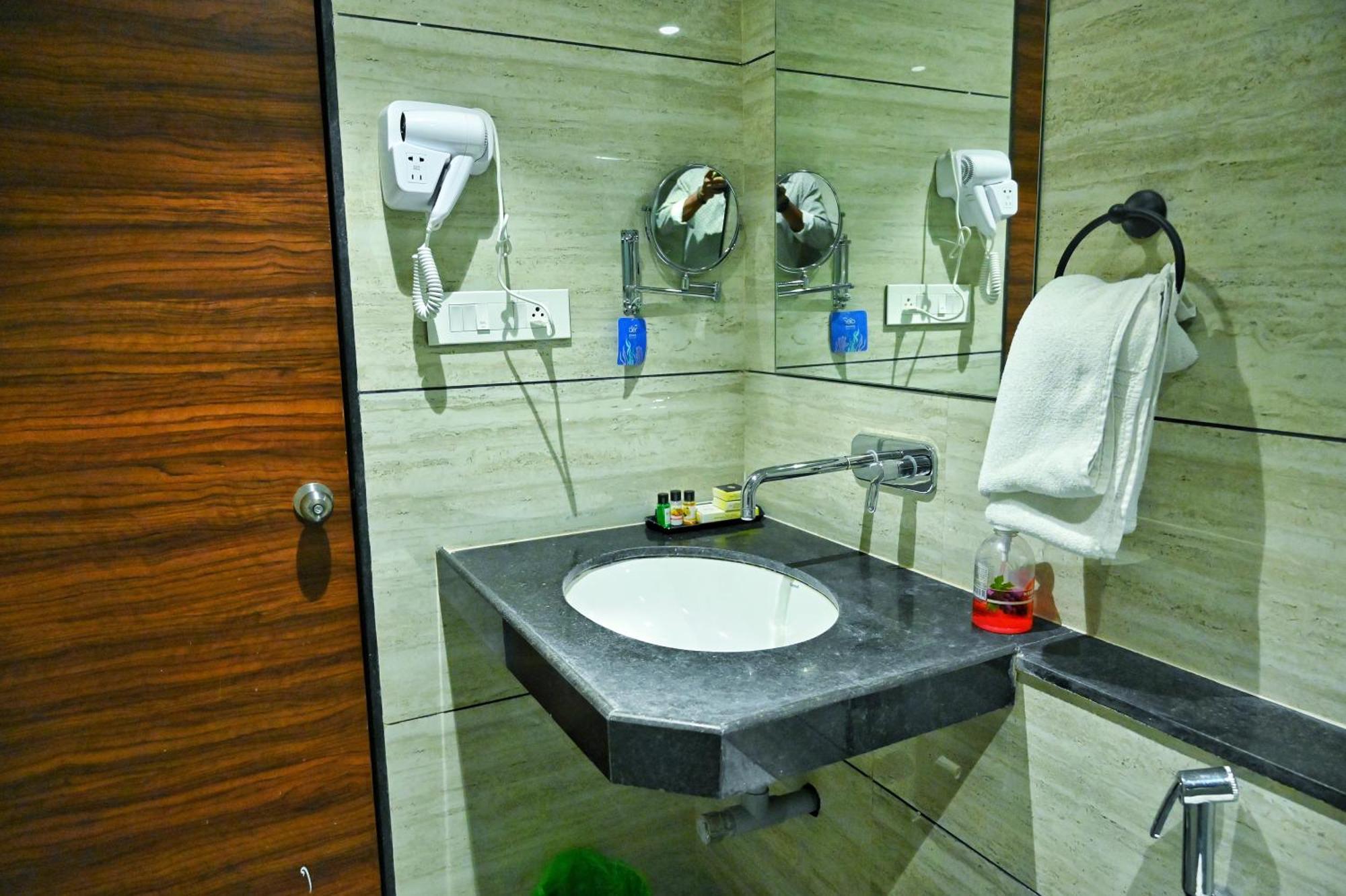 The One Hotel Nashik Esterno foto