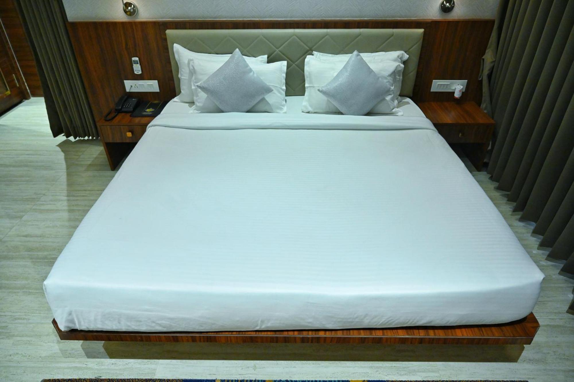 The One Hotel Nashik Esterno foto